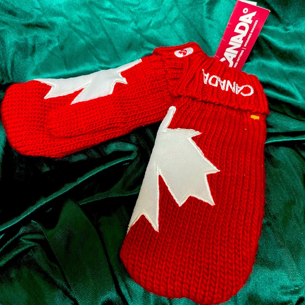 One size fits all Canada Mitts